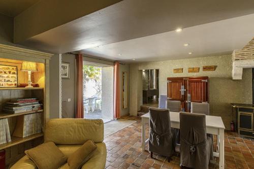 un salon avec un canapé et une table dans l'établissement Lodge de Loire - rive droite - proche Chambord, à Séris