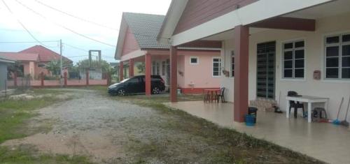 ein in der Einfahrt eines Hauses geparkt in der Unterkunft Mie Homestay in Pasir Mas