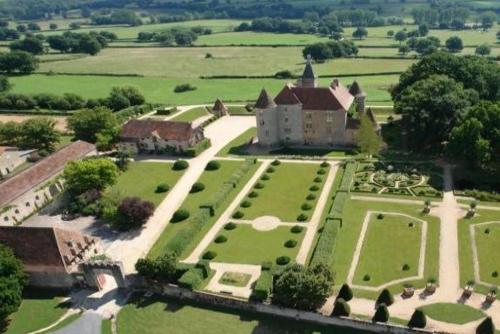 an aerial view of a large house with a garden at Chambre double chez Audrey in Saligny-sur-Roudon