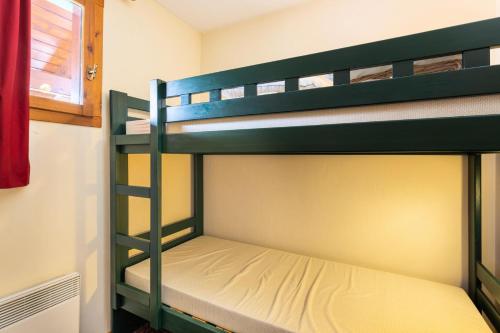 deux lits superposés dans une chambre avec fenêtre dans l'établissement Résidence L'Alpaga - maeva Home - Appartement 2 Pièces 7 Personnes - Confort MAE-9874, à La Salle Les Alpes