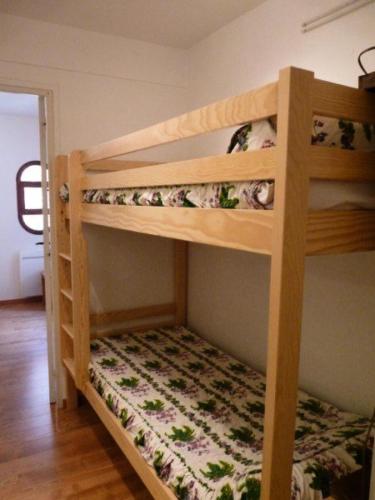 quelques lits superposés dans une chambre dans l'établissement Résidence L'horizon - Appartement T3 8 personnes - résidence HORIZON MAE-6611, aux Orres