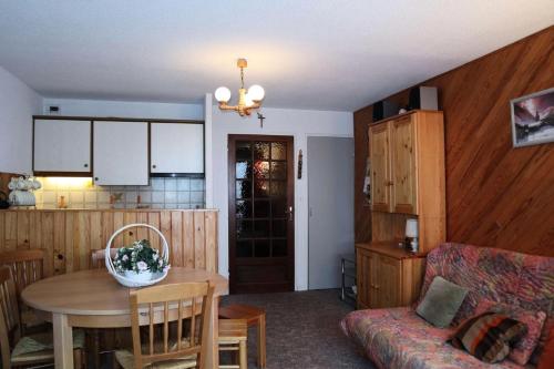 Il comprend un salon et une cuisine avec une table et un canapé. dans l'établissement Résidence Les Flocons - STUDIO N°306 LES FLOCONS MAE-6631, aux Orres
