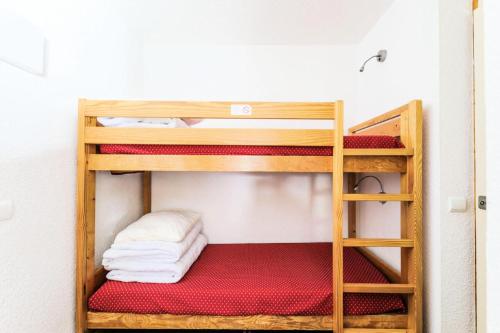 Cette chambre dispose de lits superposés et de 2 lits superposés. dans l'établissement Résidence Les Chalets des Arolles - maeva Home - Studio 5 Personnes - Sélection MAE-0004, à La Plagne Tarentaise