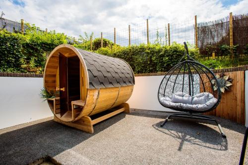 un columpio y una silla en un jardín en Suite Dreams, en Groesbeek