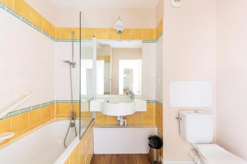 une salle de bain avec un lavabo, une baignoire et des toilettes dans l'établissement Résidence Le Thabor - maeva Home - Studio 4 Personnes - Sélection MAE-0044, à Le Désert