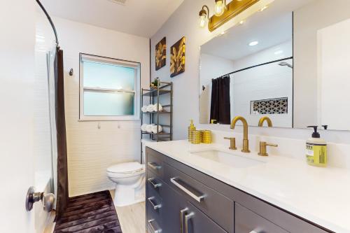 uma casa de banho com um lavatório e um WC em Let's go to the Beach! em Clearwater