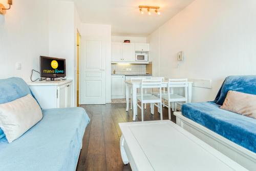 un salon avec un canapé et une table dans l'établissement Résidence Le Thabor - maeva Home - Appartement 2 Pièces 5 Personnes - Confort MAE-6374, à Le Désert