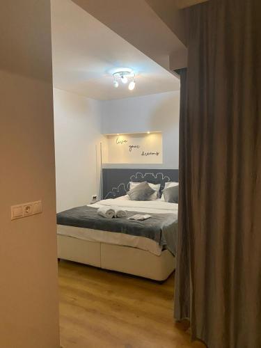 イスタンブールにあるD&D SUİTESの窓付きの部屋にベッド付きのベッドルーム1室があります。