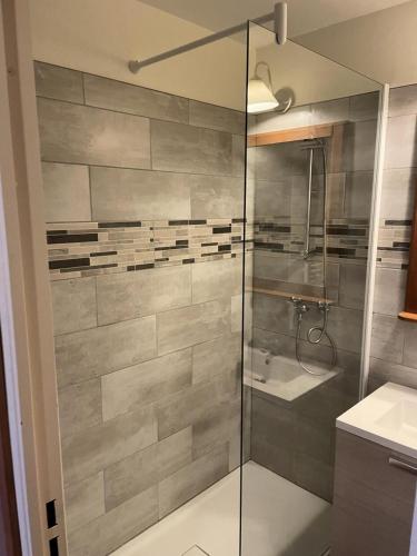 une salle de bain avec une douche en verre avec un lavabo dans l'établissement Résidence Les Rives de L'Aure - maeva Home - Appartement 2 pièces 6 personnes - Sélection MAE-0074, à Saint-Lary-Soulan