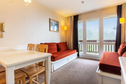 un salon avec un canapé et une table dans l'établissement Résidence Le Thabor - maeva Home - Appartement 2 Pièces 5 Personnes - Sélection MAE-0164, à Le Désert