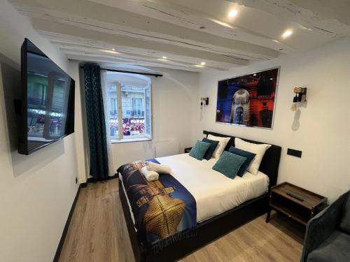 une chambre avec un lit et une fenêtre dans l'établissement Urban Flat 175 - Loft St Denis, à Paris