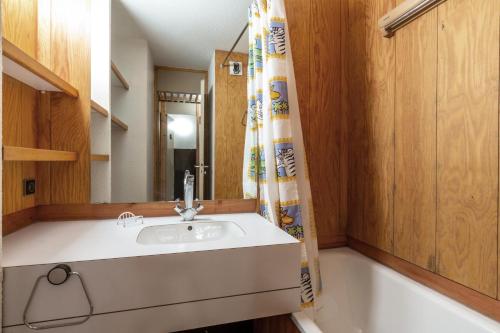 a bathroom with a sink and a bath tub at Résidence LA TRAVERSE - Appartement TRAVERSE 10 pour 4 Personnes 32 in Les Coches