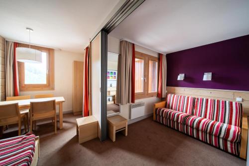 un salon avec un canapé et une table dans l'établissement Résidence Plagne Lauze - maeva Home - Studio 4 Personnes - Sélection MAE-6654, à Mâcot La Plagne