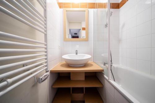 une salle de bain avec un lavabo, un miroir et une baignoire dans l'établissement Résidence Plagne Lauze - maeva Home - Studio 4 Personnes - Sélection MAE-6654, à Mâcot La Plagne