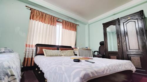 A bed or beds in a room at Family Home with Rooftop access and Mountain View