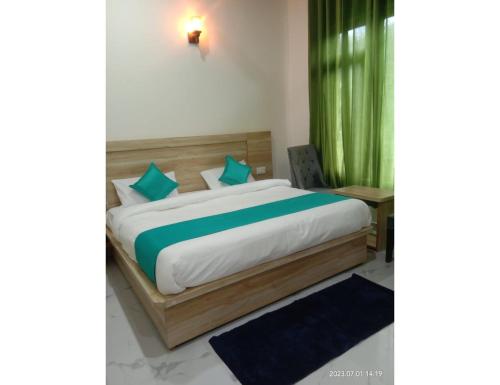 Tempat tidur dalam kamar di Hotel The Narendra Orchid, Phata