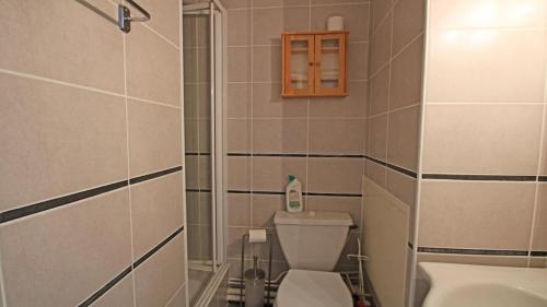 a bathroom with a toilet and a sink at Résidence Podium - Studio pour 3 Personnes 974 in Les Prés