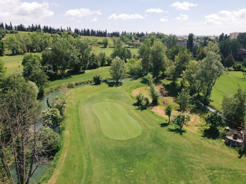 eine Luftansicht eines Golfplatzes mit Grün in der Unterkunft Locanda Golf Musella in San Martino Buon Albergo