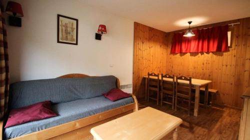 un salon avec un canapé et une table dans l'établissement Résidence Dame Blanche - DBA217 - APPT 1 CHAMBRE + CABINE - BALCON - 6 PERSONNES MAE-2044, à Narreyroux
