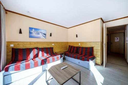 uma sala de estar com dois sofás e uma mesa em Résidence L'Alpaga - maeva Home - Appartement 2 pièces 7 personnes - Séle 434 em La Salle Les Alpes