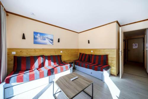 un salon avec deux canapés et une table dans l'établissement Résidence L'Alpaga - maeva Home - Appartement 2 pièces 7 personnes - Sélection MAE-7434, à La Salle Les Alpes