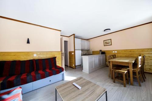 un salon avec un canapé et une table dans l'établissement Résidence L'Alpaga - maeva Home - Appartement 2 pièces 7 personnes - Sélection MAE-7434, à La Salle Les Alpes