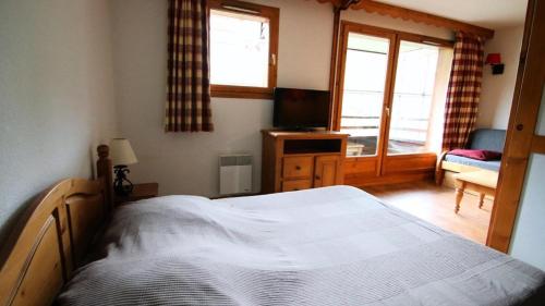 une chambre avec un lit et une télévision dans l'établissement Résidence Dame Blanche - DBA217 - APPT 1 CHAMBRE + CABINE - BALCON - 6 PERSONNES MAE-2044, à Narreyroux