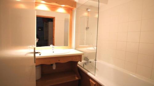 une salle de bain avec un lavabo, un miroir et une baignoire dans l'établissement Résidence Dame Blanche - DBA217 - APPT 1 CHAMBRE + CABINE - BALCON - 6 PERSONNES MAE-2044, à Narreyroux