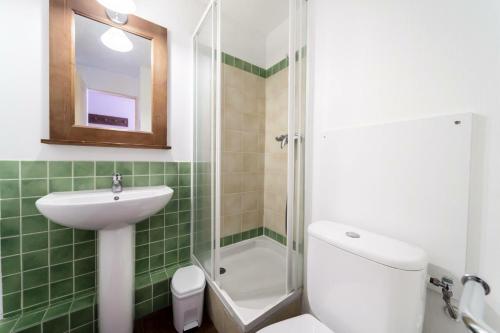 y baño con aseo, lavabo y ducha. en Résidence L'Alpaga - maeva Home - Appartement 2 pièces 7 personnes - Séle 434 en La Salle Les Alpes