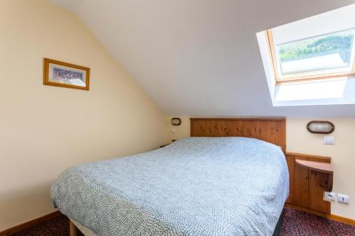 une petite chambre avec un lit et une fenêtre dans l'établissement Résidence L'Alpaga - maeva Home - Appartement 2 pièces 5 personnes - Sélection MAE-2574, à La Salle Les Alpes