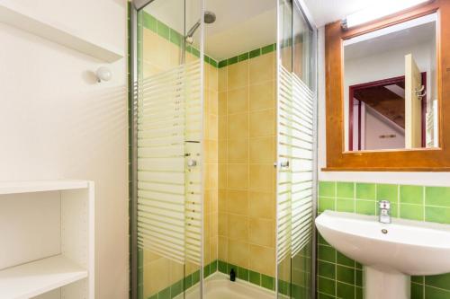 une salle de bain avec un lavabo et une douche dans l'établissement Résidence L'Alpaga - maeva Home - Appartement 2 pièces 5 personnes - Sélection MAE-2574, à La Salle Les Alpes