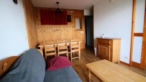 une pièce avec une table, des chaises et un canapé dans l'établissement Résidence Dame Blanche - DBA104 - APPT 1 CHAMBRE + CABINE - BALCON - 6 PERSONNES MAE-2224, à Narreyroux