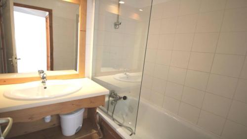 une salle de bain avec un lavabo et une douche dans l'établissement Résidence Dame Blanche - DBA104 - APPT 1 CHAMBRE + CABINE - BALCON - 6 PERSONNES MAE-2224, à Narreyroux