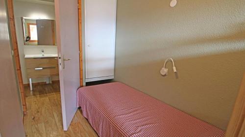 Un pat sau paturi într-o cameră la Résidence Parc Aux Etoiles - CH37PAE - CHALET TRIPLEX T4 - BALCON - 8 pers MAE-2154