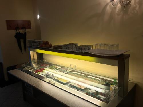 a display case in a room with food in it at Hotel Zeil in Frankfurt/Main