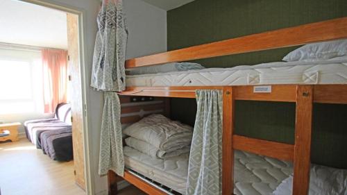 Un par de literas en una habitación en Résidence Portillo - POR206 - APPT T2 - 5 PERSONNES - VUE PISTES - CENTRE STATION MAE-2294, en Les Prés