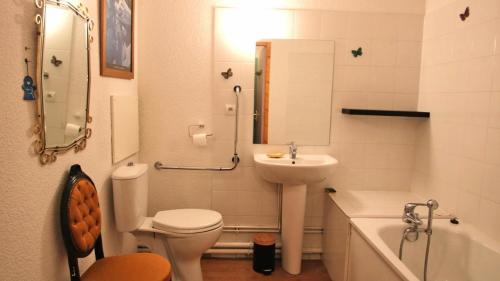 une salle de bain avec un lavabo, des toilettes et une baignoire dans l'établissement Résidence Parc Aux Etoiles - A204PAE - APPARTEMENT 1 CHAMBRE, BALCON MAE-2324, à Narreyroux