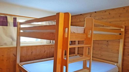 deux lits superposés dans une chambre avec fenêtre dans l'établissement Résidence Podium - POD102 - APPT T2 - VERANDA VUE PISTES - 5 PERSONNES - CENTRE STATION MAE-2384, à Les Prés