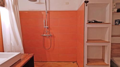 La salle de bains est pourvue d'une douche avec du carrelage orange. dans l'établissement Résidence Podium - POD102 - APPT T2 - VERANDA VUE PISTES - 5 PERSONNES - CENTRE STATION MAE-2384, à Les Prés