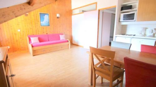 un salon avec un canapé rose et une table dans l'établissement Résidence Parc Aux Etoiles - A203PAE - APPARTEMENT 1 CHAMBRE, BALCON MAE-2314, à Narreyroux