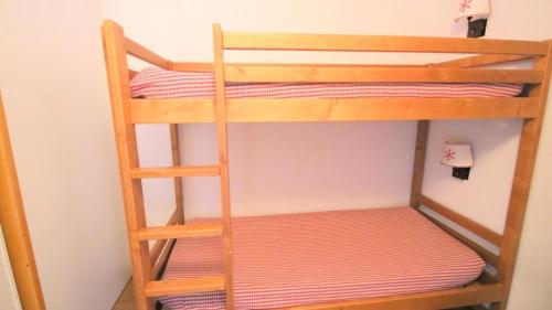 quelques lits superposés dans une chambre dans l'établissement Résidence Parc Aux Etoiles - A203PAE - APPARTEMENT 1 CHAMBRE, BALCON MAE-2314, à Narreyroux