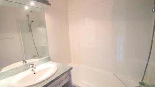 une salle de bain blanche avec un lavabo et une douche dans l'établissement Résidence Parc Aux Etoiles - A203PAE - APPARTEMENT 1 CHAMBRE, BALCON MAE-2314, à Narreyroux