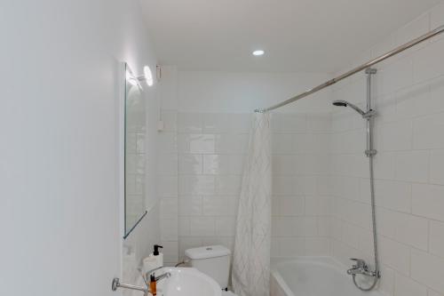 uma casa de banho branca com um WC e um chuveiro em Brussels Benit Ixelles Residence em Bruxelas