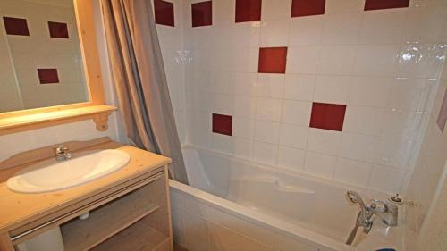 une salle de bain avec un lavabo, une douche et une baignoire dans l'établissement Résidence Parc Aux Etoiles - GEC27 - APPT T2 - 4 PERSONNES AVEC BALCON MAE-2344, à Narreyroux
