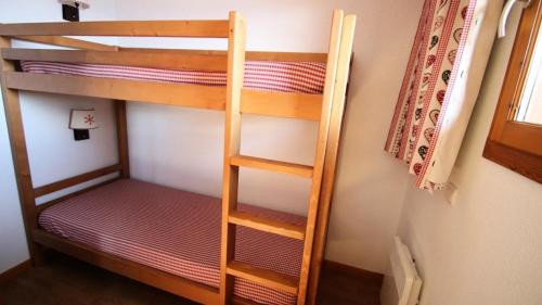 - un lit superposé avec une échelle dans une chambre dans l'établissement Résidence Parc Aux Etoiles - A104PAE - APPT T2 CABINE AVEC BALCON - 4/6 PERS MAE-2354, à Narreyroux