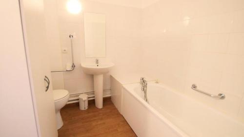 une salle de bain avec un lavabo, une baignoire et des toilettes dans l'établissement Résidence Parc Aux Etoiles - A104PAE - APPT T2 CABINE AVEC BALCON - 4/6 PERS MAE-2354, à Narreyroux