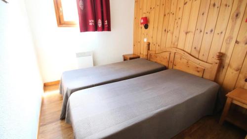 - une chambre avec 2 lits dans une pièce dotée de murs en bois dans l'établissement Résidence Dame Blanche - DBAC12 - APPT 2 CHAMBRES - BALCON - 6 PERSONNES - Secteur 1800 MAE-2434, à Narreyroux