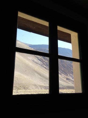 a view of a desert from a window at Hospedaje Leñas del Tolosa in Las Cuevas