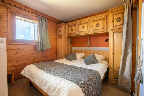 une chambre avec deux lits et une fenêtre dans l'établissement Résidence Les Hauts Bois - maeva Home - Appartement 3 Pièces 6 Personnes - Sélection MAE-7254, à Aime La Plagne