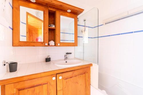 une salle de bain avec un lavabo et une douche dans l'établissement Résidence Les Hauts Bois - maeva Home - Appartement 3 Pièces 6 Personnes - Sélection MAE-7254, à Aime La Plagne